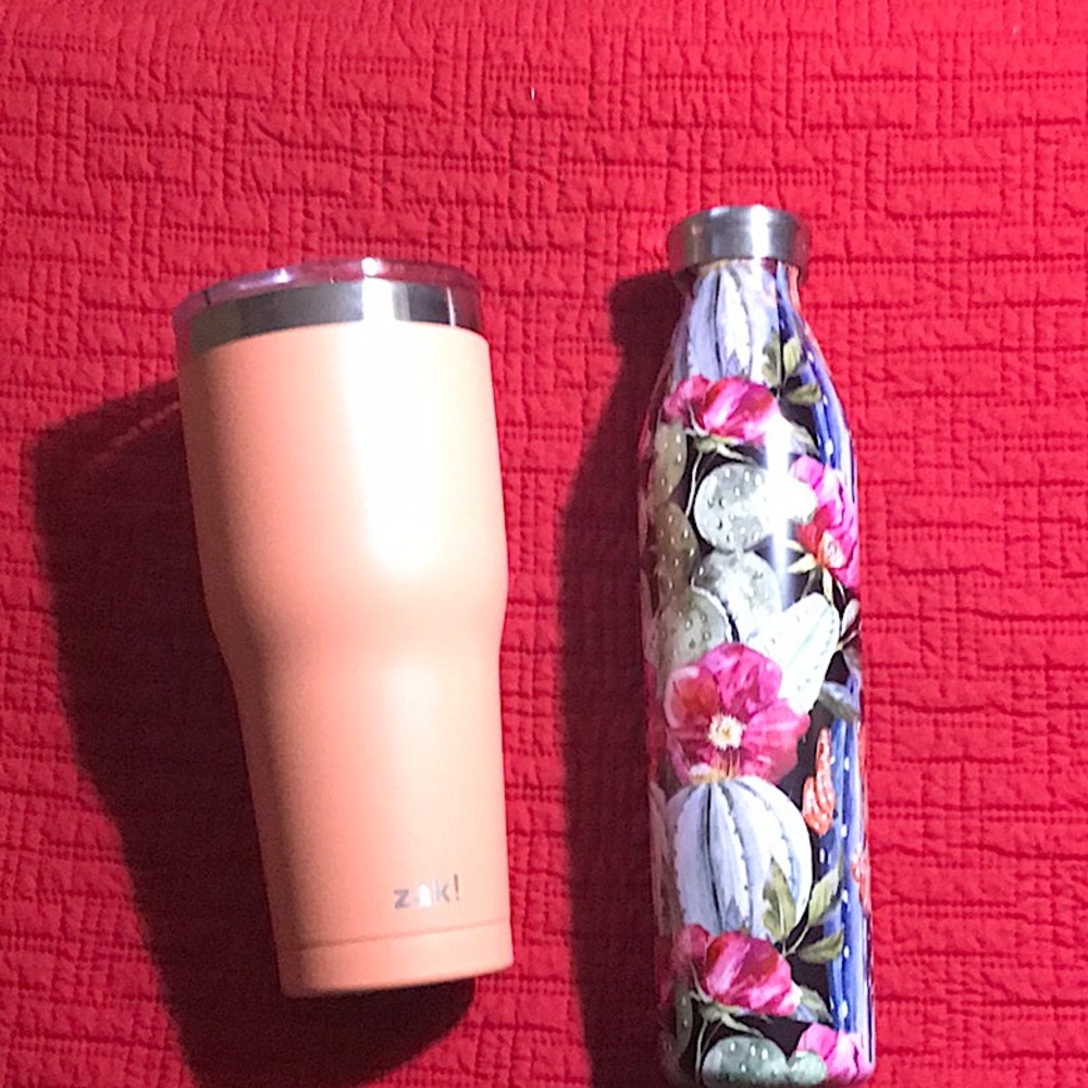 EUC 2x INSULATED STAINLESS STEEL WATER BOTTLES.